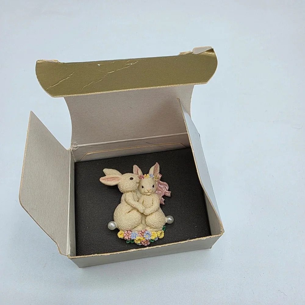 Avon‎ Womens Novelty Bunny Pin Floral Pearl Tails Vintage 1999 Cottagecore OS